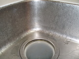 水垢が付いて、くすんだシンク