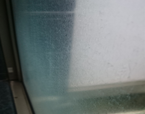 窓水垢除去前