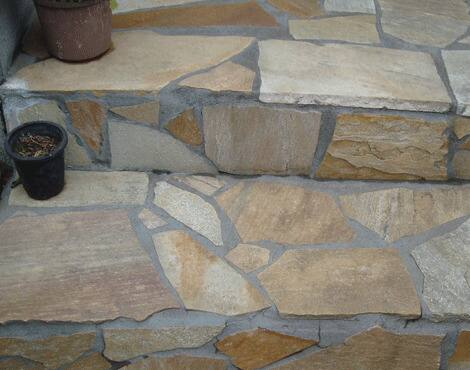 砂岩系の石の洗浄後” /><noscript><img src=