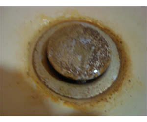 洗面化粧台の排水栓の汚れ