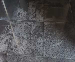 浴室御影石の床の変色